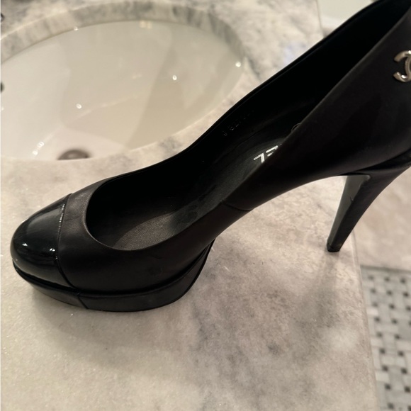 Interlock CC Logo Leather Pumps.Box &Dust Bag. Scuff on the back of 1. See pic 6 - Picture 8 of 14